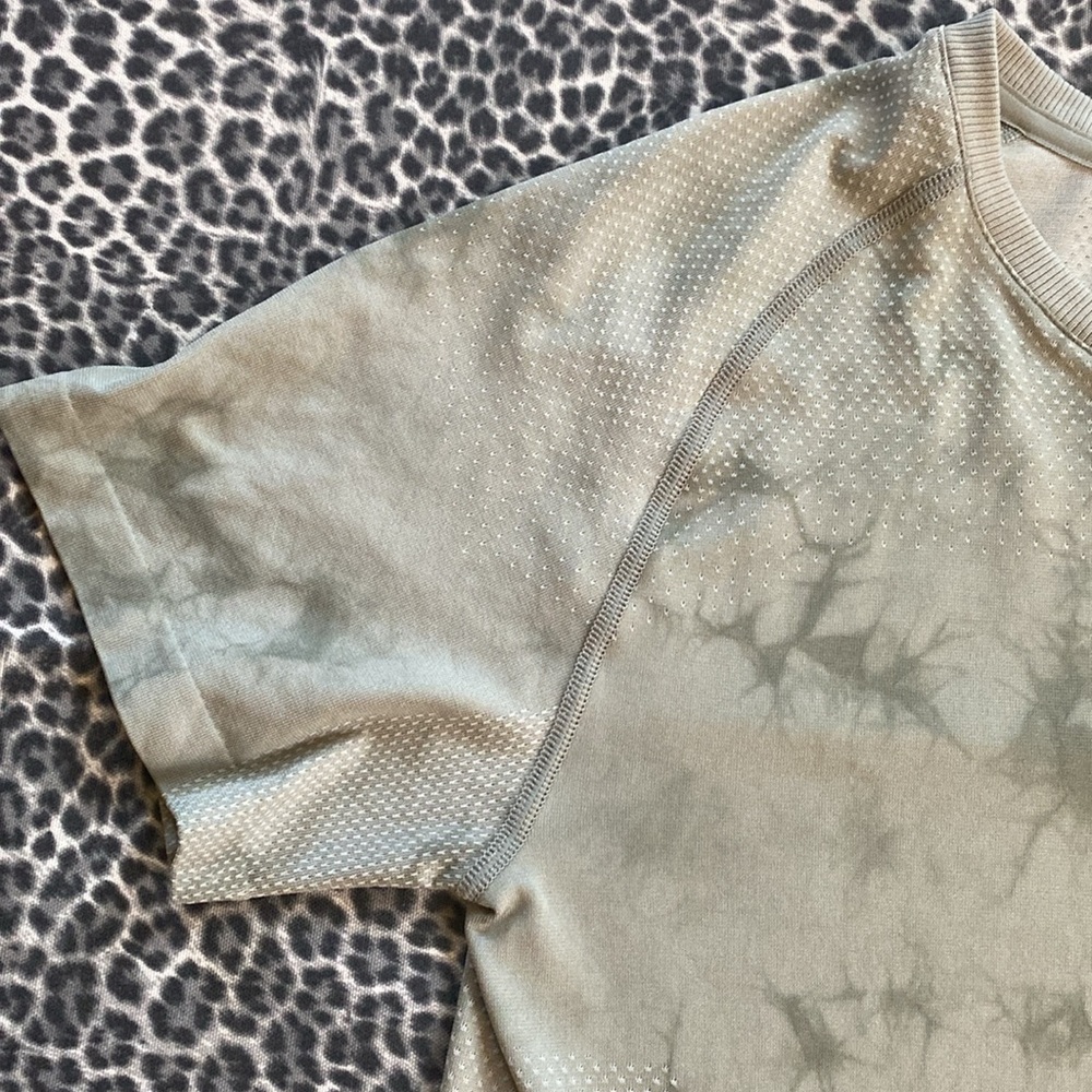 All In Motion Tie Dye Seamless Short Sleeve Tee Athletic Orange Green/Grey NWT - Picture 8 of 11